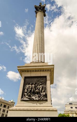 Statua di Nelson in cima alla colonna di Trafalgar Square, iconico punto di riferimento a Londra, Regno Unito Foto Stock