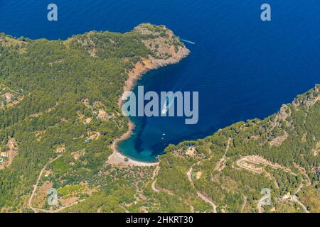 Vista aerea, motoscafo nella baia e spiaggia Platja Tuent, zona forestale nazionale Cala Tuent, Escorca, Maiorca, Isole Baleari, Spagna, Bay, ES, Europa Foto Stock