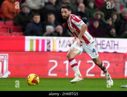 Stoke, Inghilterra, 5th febbraio 2022. Joe Allen di Stoke City durante la partita della Emirates fa Cup allo Stadio Bet365 di Stoke. Il credito d'immagine dovrebbe leggere: Andrew Yates / Sportimage Foto Stock