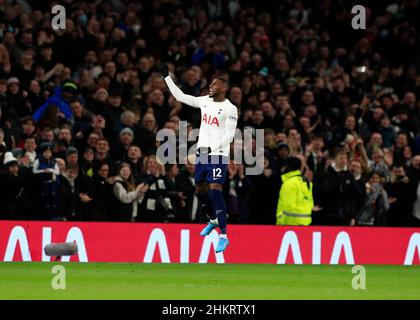 5th febbraio 2022 : Tottenham Hotspur Stadium, Tottenham, Londra, Inghilterra; fa Cup football, Tottenham contro Brighton e Hove Albion: Emerson Royal di Tottenham Hotspur celebra verso il dugout Spurs dopo aver attraversato una palla che ha portato a Solly marzo di Brighton &amp; Hove Albion ha segnato un proprio goal in 24th minuti per farlo 2-0 Foto Stock