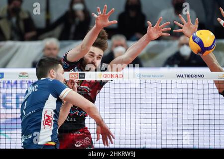 Perugia, Italia. 05th feb, 2022. Rychlicki kamil (n.8 sir safety conad perugia) vs consar01 durante Sir Safety Conad Perugia vs Consar Ravenna, Volley Campionato Italiano Serie A Men Superleague a Perugia, Italia, febbraio 05 2022 Credit: Independent Photo Agency/Alamy Live News Foto Stock