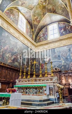 Interni della barocca Cattedrale di Sant'Agata a Gallipoli, Salento Foto Stock