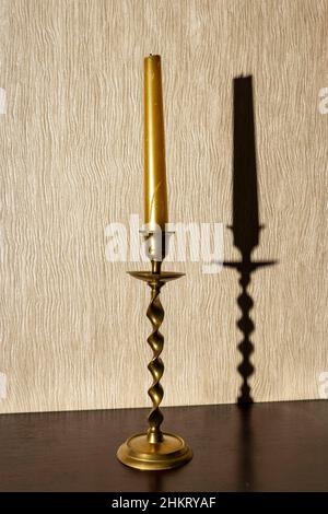 candeliere di legno con candela a legna tavolo decorato festivo. Foto Stock