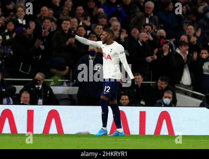 5th febbraio 2022 : Tottenham Hotspur Stadium, Tottenham, Londra, Inghilterra; fa Cup football, Tottenham contro Brighton e Hove Albion: Emerson Royal di Tottenham Hotspur celebra verso il dugout Spurs dopo aver attraversato una palla che ha portato a Solly marzo di Brighton &amp; Hove Albion ha segnato un proprio goal in 24th minuti per farlo 2-0 Foto Stock