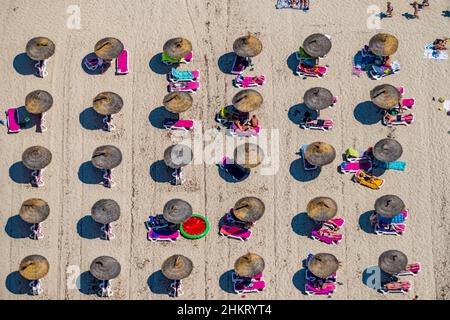 Veduta aerea, Cala Anguila-Cala Mendia, baia e spiaggia S'Estany d'en Mas, Manacor, Mallorca, Isole Baleari, Spagna, Europa, bagnanti, baia, ES, forme a Foto Stock