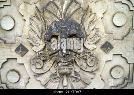 Demone o diavolo come testa come ornamento su un edificio di 16th secolo a Brema Foto Stock