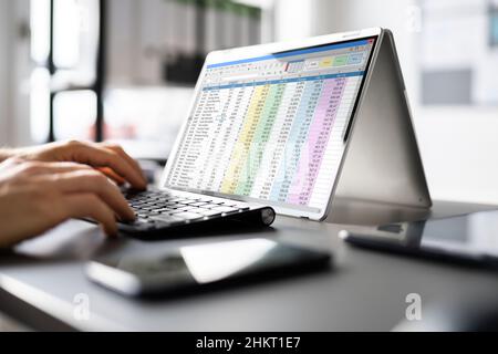 Spreadsheet Business Data Analyst utilizzando lo schermo del computer Foto Stock