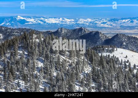 ai piedi della valle di helena in inverno, vista da una vista panoramica sotto il passo mcdonald vicino a helena, montana Foto Stock