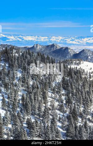 ai piedi della valle di helena in inverno, vista da una vista panoramica sotto il passo mcdonald vicino a helena, montana Foto Stock