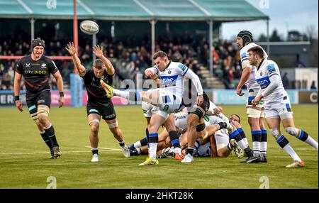 Londra, Regno Unito. 05th Feb 2022. Ben Spencer of Bath Rugby libera la palla mentre ben Earl of Saracens chiude durante la partita di rugby Gallagher Premiership tra Saracens e Bath Rugby allo StoneX Stadium di Londra, Inghilterra, il 5 febbraio 2022. Foto di Phil Hutchinson. Solo per uso editoriale, licenza richiesta per uso commerciale. Nessun utilizzo nelle scommesse, nei giochi o nelle pubblicazioni di un singolo club/campionato/giocatore. Credit: UK Sports Pics Ltd/Alamy Live News Foto Stock