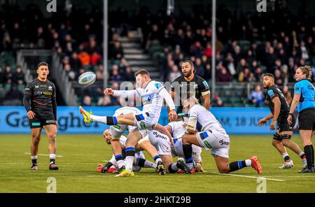 Londra, Regno Unito. 05th Feb 2022. Ben Spencer di Bath Rugby libera la palla durante la partita di rugby Gallagher Premiership tra Saracens e Bath Rugby allo StoneX Stadium, Londra, Inghilterra, il 5 febbraio 2022. Foto di Phil Hutchinson. Solo per uso editoriale, licenza richiesta per uso commerciale. Nessun utilizzo nelle scommesse, nei giochi o nelle pubblicazioni di un singolo club/campionato/giocatore. Credit: UK Sports Pics Ltd/Alamy Live News Foto Stock