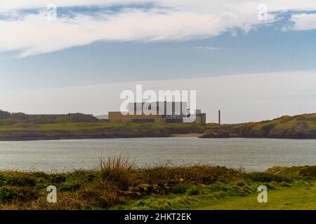 Dall'altra parte dell'acqua, centrale nucleare Wylfa Newydd, Anglesey, Galles, Regno Unito Foto Stock