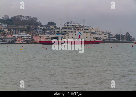 EAST COWES, INGHILTERRA – 1 2021 FEBBRAIO: Traghetto per auto Red Funnel in arrivo al porto. East Cowes, Isle of Wight, Regno Unito, Landscape Newport, Isle of Wight, Regno Unito, l Foto Stock