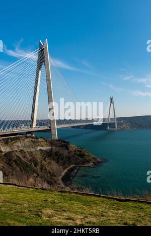 Yavuz Sultan Selim Bridge a Istanbul, Turchia. 3rd ponte del Bosforo di Istanbul con cielo blu. Foto Stock