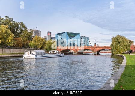 Berlino, Germania - 18 ottobre 2021: Fiume Sprea con il ponte Moltke, battello turistico, un edificio a forma di cubo in Washingtonplatz, Th Foto Stock