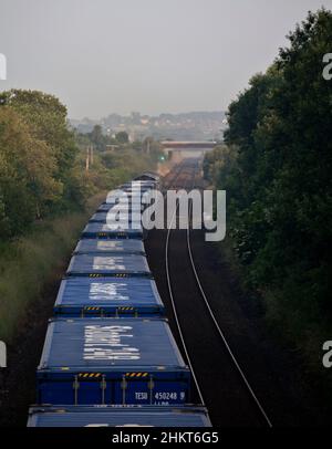 Eddie Stobart / Tesco Intermodal Containers sul treno veloce Tesco Express da Daventry alla Scozia Foto Stock