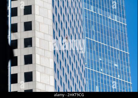 Houston, Stati Uniti. 05th Feb 2022. Intorno alle 9:00 del 5 febbraio 2022, un uomo è stato avvistato da pedoni appesi fuori la finestra se il 24th piano della Chasse Tower nel centro di Houston, Texas. HPD SWAT, negoziatori di ostaggi e PIO sono stati chiamati sulla scena per diffondere la situazione. L'uomo, alla fine del 20s o all'inizio del 30s, era suicida ma salvato con successo dagli ufficiali. (Foto di Jennifer Lake/Sipa USA) Credit: Sipa USA/Alamy Live News Foto Stock