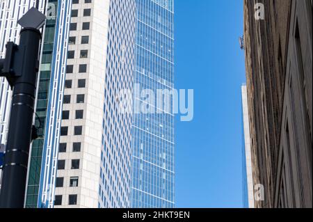 Houston, Stati Uniti. 05th Feb 2022. Intorno alle 9:00 del 5 febbraio 2022, un uomo è stato avvistato da pedoni appesi fuori la finestra se il 24th piano della Chasse Tower nel centro di Houston, Texas. HPD SWAT, negoziatori di ostaggi e PIO sono stati chiamati sulla scena per diffondere la situazione. L'uomo, alla fine del 20s o all'inizio del 30s, era suicida ma salvato con successo dagli ufficiali. (Foto di Jennifer Lake/Sipa USA) Credit: Sipa USA/Alamy Live News Foto Stock