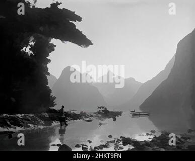 Arte ispirata a Pembroke Peak, da Milford Sound, studio Burton Brothers, studio fotografico, 1887, Dunedin, Fotografia in bianco e nero, opere classiche modernizzate da Artotop con un tocco di modernità. Forme, colore e valore, impatto visivo accattivante sulle emozioni artistiche attraverso la libertà delle opere d'arte in modo contemporaneo. Un messaggio senza tempo che persegue una nuova direzione selvaggiamente creativa. Artisti che si rivolgono al supporto digitale e creano l'NFT Artotop Foto Stock