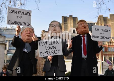 Londra, Regno Unito. 05th Feb 2022. I manifestanti vestiti come Boris Johnson, Michael Gove e Donald Trump sono visti tenere cartelli durante la manifestazione.i manifestanti si sono riuniti in Piazza del Parlamento per protestare contro le elezioni Bill. (Foto di Thomas Krych/SOPA Images/Sipa USA) Credit: Sipa USA/Alamy Live News Foto Stock