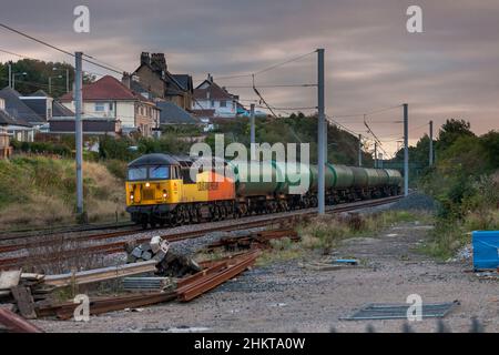 Classe di trasporto ferroviario di colas 56 Locomotiva diesel 56105 sulla linea principale della costa occidentale con un treno di trasporto di serbatoi vuoti di carburante per aerei da 102 tonnellate di tè Foto Stock