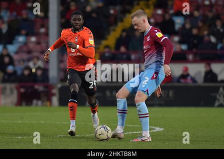 SCUNTHORPE, REGNO UNITO. FEBBRAIO 5th Oldham Athletic's Junior Luamba si è riunito con Ross Millen di Scunthorpe durante la partita della Sky Bet League 2 tra Scunthorpe United e Oldham Athletic a Glanford Park, Scunthorpe sabato 5th febbraio 2022. (Credit: Eddie Garvey | MI News) Foto Stock