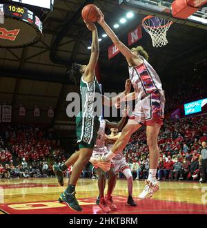 Piscataway, New Jersey, Stati Uniti. 5th Feb 2022. Rutgers Scarlet Knights Forward Dean Reiber (21) blocchi Michigan state Spartans guardia A.J. Hoggard (11) ha girato nella prima metà durante l'azione di pallacanestro dei Big Ten tra i Michigan state Spartans e i Rutgers Scarlet Knights alla Jersey Mikes Arena di Piscataway, New Jersey sabato 5 2022 febbraio. Duncan Williams/CSM/Alamy Live News Foto Stock