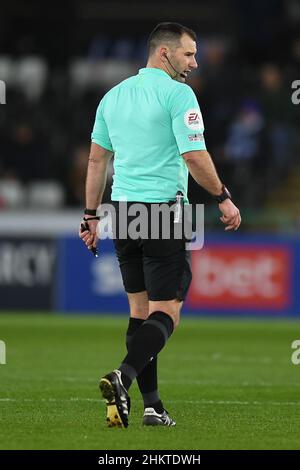 Swansea, Regno Unito. 05th Feb 2022. Tim Robinson Recheree durante il gioco Credit: News Images /Alamy Live News Foto Stock