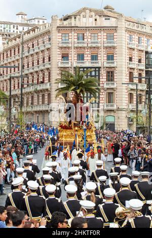 Granada, Spagna 1 aprile 2012. Processione della settimana Santa a granada. Vista posteriore dei musicisti che suonano in strada. Foto Stock