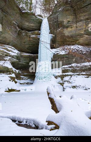 Cascata ghiacciata nel Wildcat Canyon dopo una tempesta invernale. Parco Staved Rock state Park, Illinois, Stati Uniti. Foto Stock