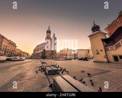 CRACOVIA, POLONIA, 7 GENNAIO 2022: Vista grandangolare della Piazza del mercato all'alba Foto Stock