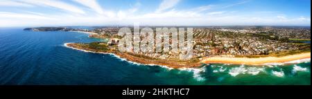 Spiagge settentrionali di Sydney da Manly a Curl Curl in un ampio panorama aereo. Foto Stock