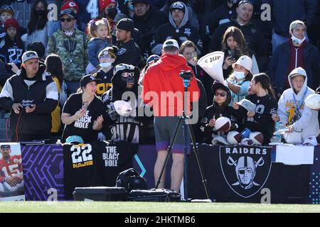 5 febbraio 2022: Pittsburgh Steelers linebacker T.J. Watt (90) firma autografi per i fan durante la pratica AFC Pro Bowl al Las Vegas Ballpark di Las Vegas, Nevada. Darren Lee/CSM Foto Stock