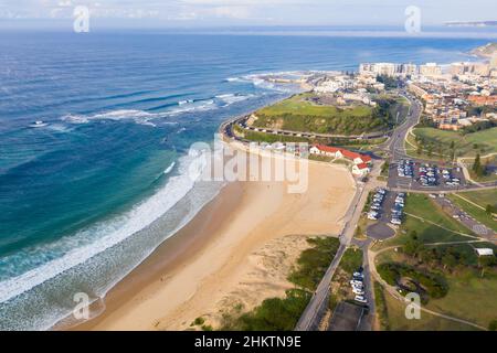 Veduta aerea di Nobbys Beach - Newcastle Australia. Newcastle è una delle principali città regionali a nord di Sydney e ha molte belle spiagge. Foto Stock