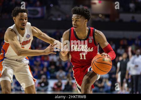 5 febbraio 2022: La guardia dei ribelli del Mississippi Matthew Murrell (11) dribbles la palla durante la partita di pallacanestro NCAA tra i ribelli di Ole Miss e i Florida Gators a Stephen C. o'Connell Center Gainesville, FL. I Florida Gators sconfiggono i ribelli di Ole Miss da 62 a 57 in straordinari. Jonathan Huff/CSM. Foto Stock