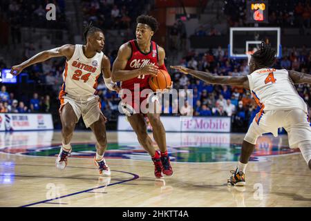 5 febbraio 2022: La guardia dei ribelli del Mississippi Matthew Murrell (11) guida nella corsia durante la partita di pallacanestro NCAA tra i ribelli di Ole Miss e i Florida Gators a Stephen C. o'Connell Center Gainesville, FL. I Florida Gators sconfiggono i ribelli di Ole Miss da 62 a 57 in straordinari. Jonathan Huff/CSM. Foto Stock