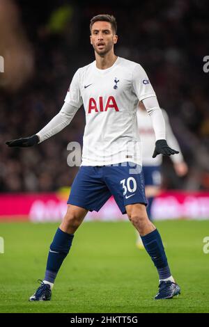 LONDRA, INGHILTERRA - FEBBRAIO 05: Rodrigo Bentancur di Tottenham Hotspur durante la quarta partita di Emirates fa Cup tra Tottenham Hotspur e Brighton & Hove Albion al Tottenham Hotspur Stadium il 5 Febbraio 2022 a Londra, Inghilterra. (Foto di Sebastian Frej Foto Stock