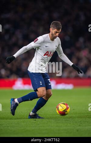 LONDRA, INGHILTERRA - FEBBRAIO 05: Rodrigo Bentancur di Tottenham Hotspur durante la quarta partita di Emirates fa Cup tra Tottenham Hotspur e Brighton & Hove Albion al Tottenham Hotspur Stadium il 5 Febbraio 2022 a Londra, Inghilterra. (Foto di Sebastian Frej Foto Stock