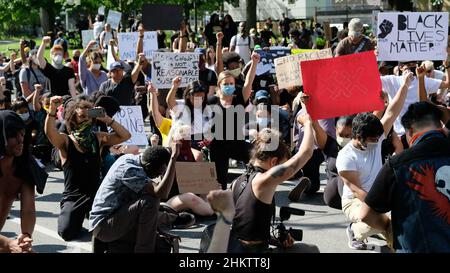 I manifestanti si inginocchiano in solidarietà con i movimenti anti-razzismo e giustizia Foto Stock