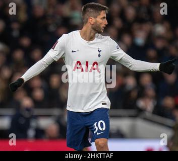 LONDRA, INGHILTERRA - FEBBRAIO 05: Rodrigo Bentancur di Tottenham Hotspur durante la quarta partita di Emirates fa Cup tra Tottenham Hotspur e Brighton & Hove Albion al Tottenham Hotspur Stadium il 5 Febbraio 2022 a Londra, Inghilterra. (Foto di Sebastian Frej Foto Stock