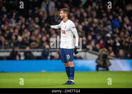 LONDRA, INGHILTERRA - FEBBRAIO 05: Rodrigo Bentancur di Tottenham Hotspur durante la quarta partita di Emirates fa Cup tra Tottenham Hotspur e Brighton & Hove Albion al Tottenham Hotspur Stadium il 5 Febbraio 2022 a Londra, Inghilterra. (Foto di Sebastian Frej Foto Stock