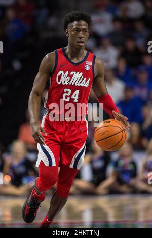 5 febbraio 2022: La guardia dei ribelli del Mississippi Jarkel Joiner (24) gestisce la palla durante la partita di pallacanestro NCAA tra i ribelli di Ole Miss e i Florida Gators a Stephen C. o'Connell Center Gainesville, FL. I Florida Gators sconfiggono i ribelli di Ole Miss da 62 a 57 in straordinari. Jonathan Huff/CSM. Foto Stock