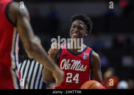 5 febbraio 2022: La guardia dei ribelli del Mississippi Jarkel Joiner (24) celebra a margine durante la partita di pallacanestro NCAA tra i ribelli di Ole Miss e i Florida Gators a Stephen C. o'Connell Center Gainesville, FL. I Florida Gators sconfiggono i ribelli di Ole Miss da 62 a 57 in straordinari. Jonathan Huff/CSM. Foto Stock