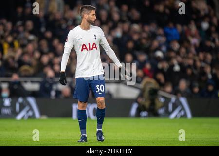 LONDRA, INGHILTERRA - FEBBRAIO 05: Rodrigo Bentancur di Tottenham Hotspur durante la quarta partita di Emirates fa Cup tra Tottenham Hotspur e Brighton & Hove Albion al Tottenham Hotspur Stadium il 5 Febbraio 2022 a Londra, Inghilterra. (Foto di Sebastian Frej Foto Stock