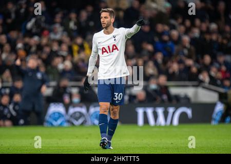 LONDRA, INGHILTERRA - FEBBRAIO 05: Rodrigo Bentancur di Tottenham Hotspur durante la quarta partita di Emirates fa Cup tra Tottenham Hotspur e Brighton & Hove Albion al Tottenham Hotspur Stadium il 5 Febbraio 2022 a Londra, Inghilterra. (Foto di Sebastian Frej Foto Stock