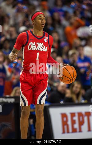 5 febbraio 2022: La guardia dei ribelli del Mississippi Austin Crowley (1) cerca un compagno di squadra aperto durante la partita di pallacanestro NCAA tra i ribelli di Ole Miss e i Florida Gators a Stephen C. o'Connell Center Gainesville, FL. I Florida Gators sconfiggono i ribelli di Ole Miss da 62 a 57 in straordinari. Jonathan Huff/CSM. Foto Stock