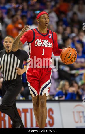 5 febbraio 2022: I ribelli del Mississippi guardia Austin Crowley (1) dribbles la palla durante la partita di pallacanestro NCAA tra i ribelli Ole Miss e i Florida Gators a Stephen C. o'Connell Center Gainesville, FL. I Florida Gators sconfiggono i ribelli di Ole Miss da 62 a 57 in straordinari. Jonathan Huff/CSM. Foto Stock