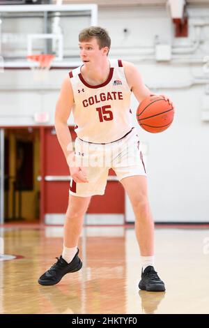 2 febbraio 2022: Colgate Raiders Guard Tucker Richardson (15) controlla la palla contro il Bucknell Bison durante la prima metà di una partita di basket NCAA college, mercoledì, 2 febbraio 2022, A Cotterell Court ad Hamilton, New York. Colgate sconfisse Bucknell 83-69. Rich Barnes/CSM Foto Stock