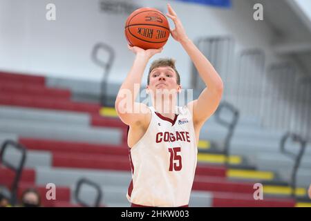 2 febbraio 2022: Colgate Raiders Guard Tucker Richardson (15) spara la palla contro il Bucknell Bison durante la seconda metà di una partita di basket NCAA college, mercoledì, 2 febbraio 2022, A Cotterell Court ad Hamilton, New York. Colgate sconfisse Bucknell 83-69. Rich Barnes/CSM Foto Stock