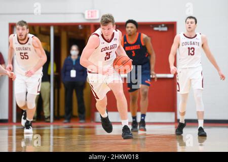 Febbraio 2, 2022: Colgate Raiders Guard Tucker Richardson (15) dribbles in su la corte contro il Bucknell Bison durante la prima metà di una partita di pallacanestro dell'università di NCAA su, Wedt., febbraio 2, 2022, A Cotterell Court ad Hamilton, New York. Colgate sconfisse Bucknell 83-69. Rich Barnes/CSM Foto Stock